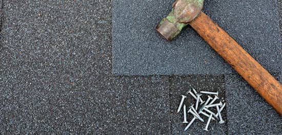 Bardeaux d'asphalte et outils de couvreur