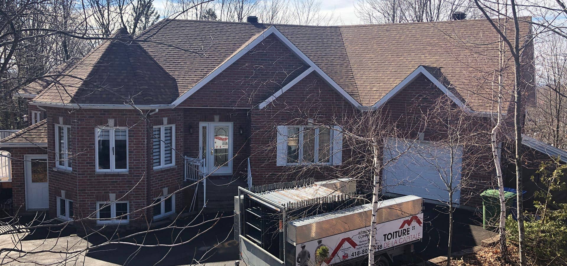 Chantier de rénovation de toiture avec l'équipement de Toiture de la Capitale