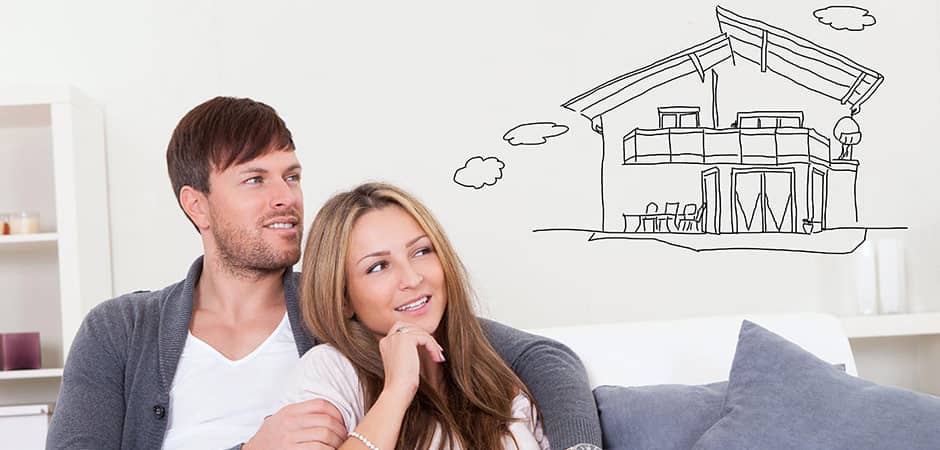 Couple planifiant son projet de rénovation de toiture