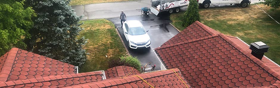 Toiture en bardeaux rouges après les travaux