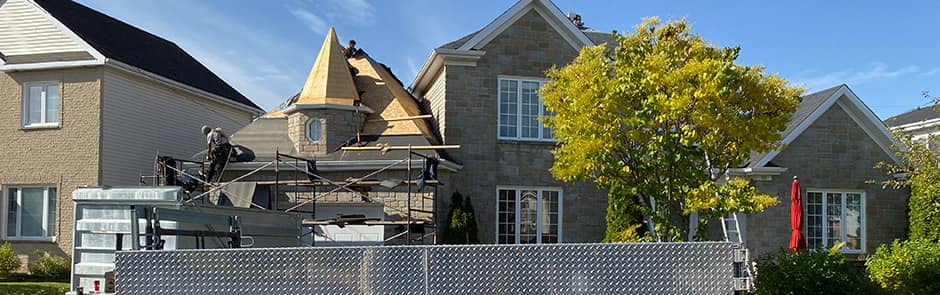 Réfection de toiture en cours par les couvreurs de Toiture de la Capitale